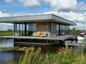 Lovely house boat in Goengahuizen with sauna